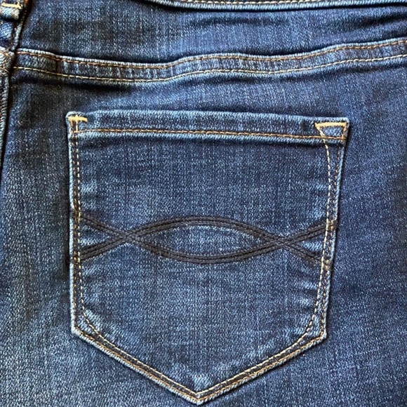 Abercrombie & Fitch•Distressed Rolled Hem Denim Women’s Shorts,Size 27/2, EUC - Picture 10 of 11
